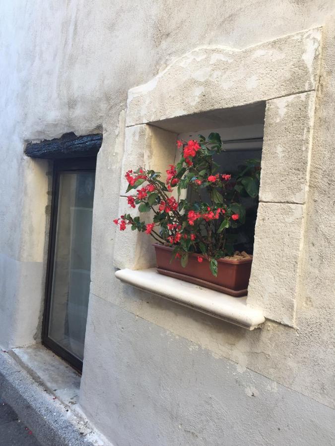 Chambre D Hote De Charme Avec Plein D Authenticite Du 13 Eme Siecle Châteauneuf-du-Pape Exterior foto